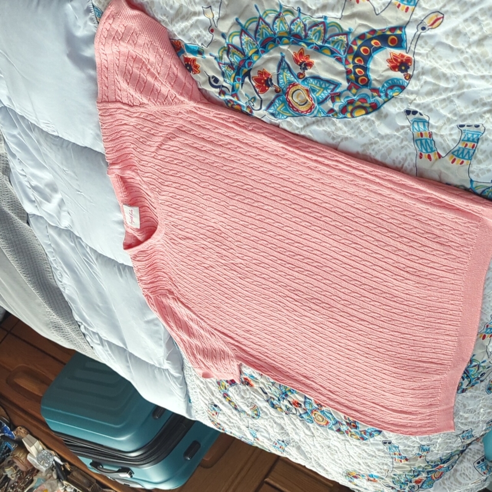 Short sleeve peach sweater, cable design
